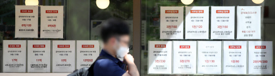 계약갱신청구권제와 전월세상한제를 골자로 한 새 임대차법이 시행되면서 전세 매물이 귀해지고, 가을 이사철까지 맞물리면서 전셋값 상승 여파가 원룸뿐 아니라 오피스텔 시장에까지 영향을 미치고 있다.    연합뉴스